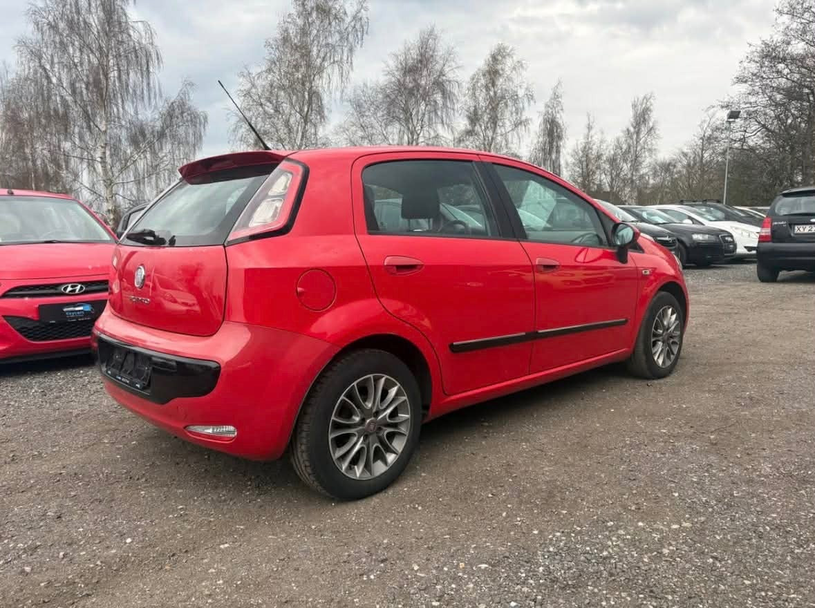 Rød Fiat Punto fra 2012