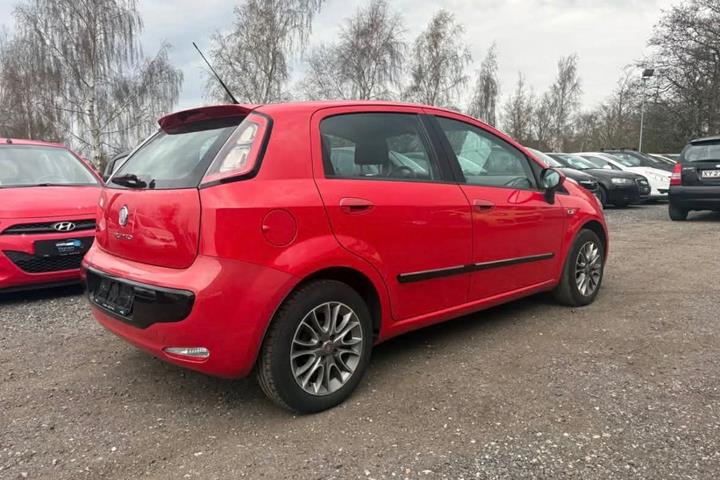 Rød Fiat Punto fra 2012