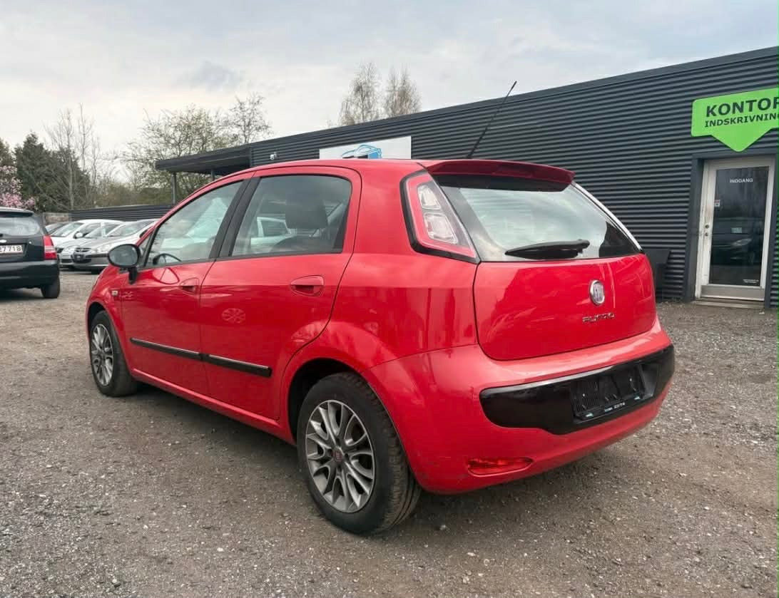 Rød Fiat Punto fra 2012