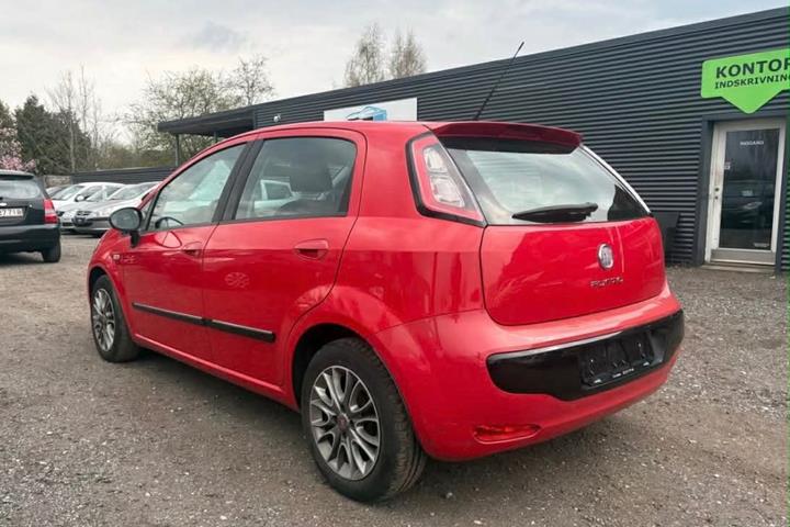 Rød Fiat Punto fra 2012