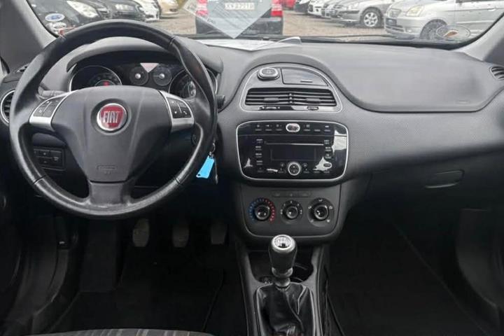 Rød Fiat Punto fra 2012
