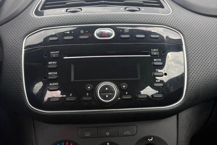 Rød Fiat Punto fra 2012