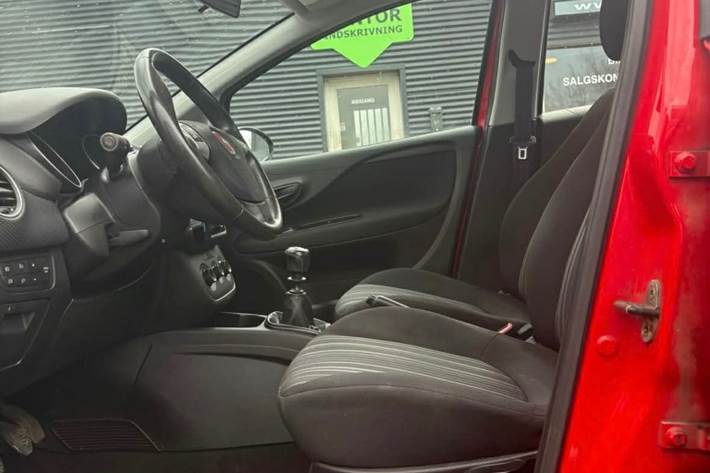 Rød Fiat Punto fra 2012