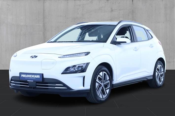 Hvid Hyundai Kona fra 2021 set udefra