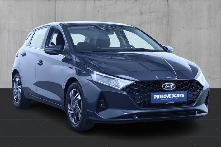 Grå Hyundai i20 fra 2022