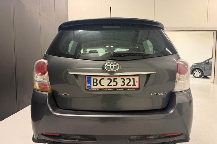 Sort Toyota Sportsvan fra 2010