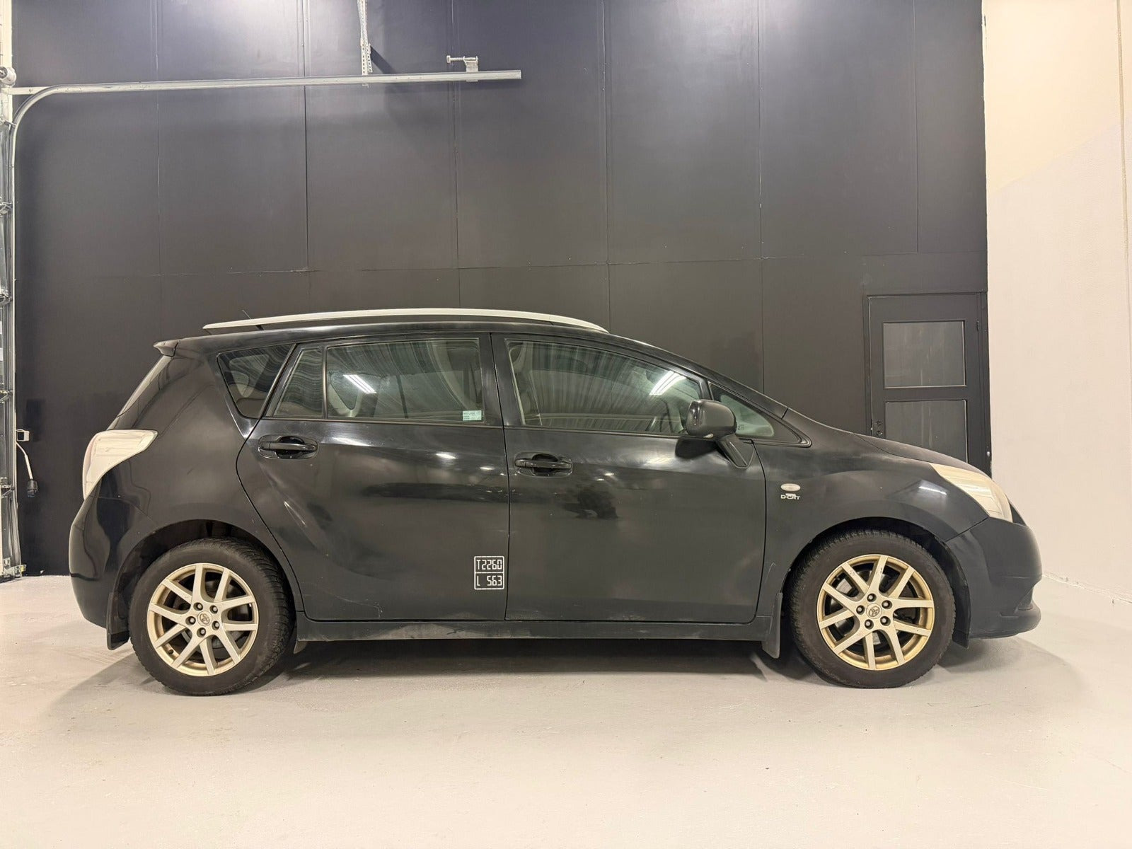 Sort Toyota Sportsvan fra 2010