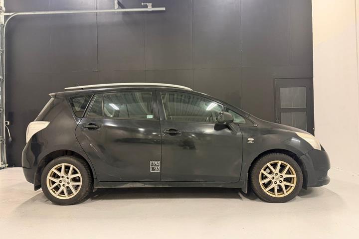 Sort Toyota Sportsvan fra 2010