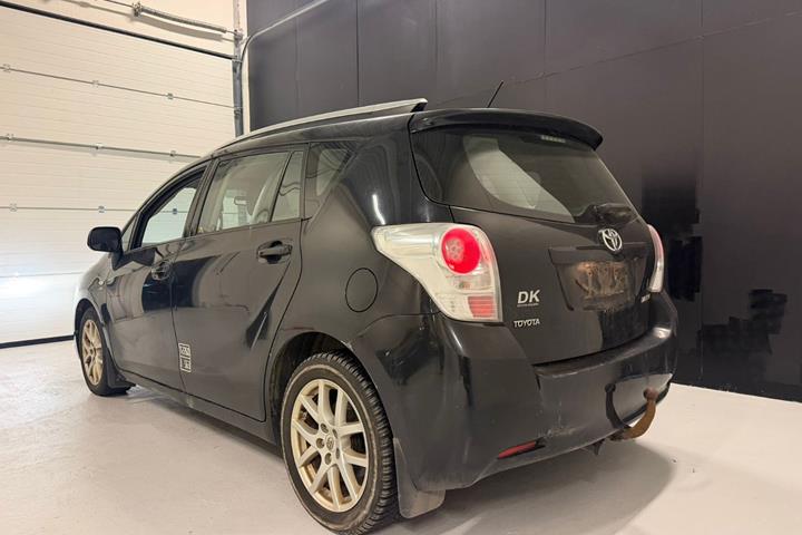 Sort Toyota Sportsvan fra 2010