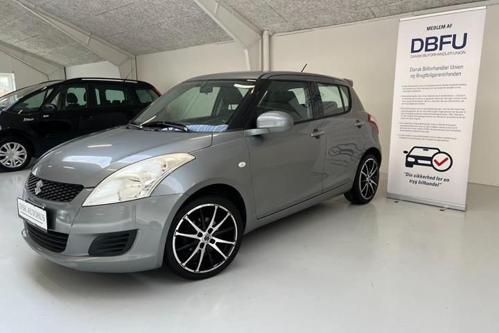Grå Suzuki Swift fra 2012 set udefra