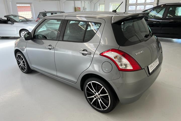 Grå Suzuki Swift fra 2012