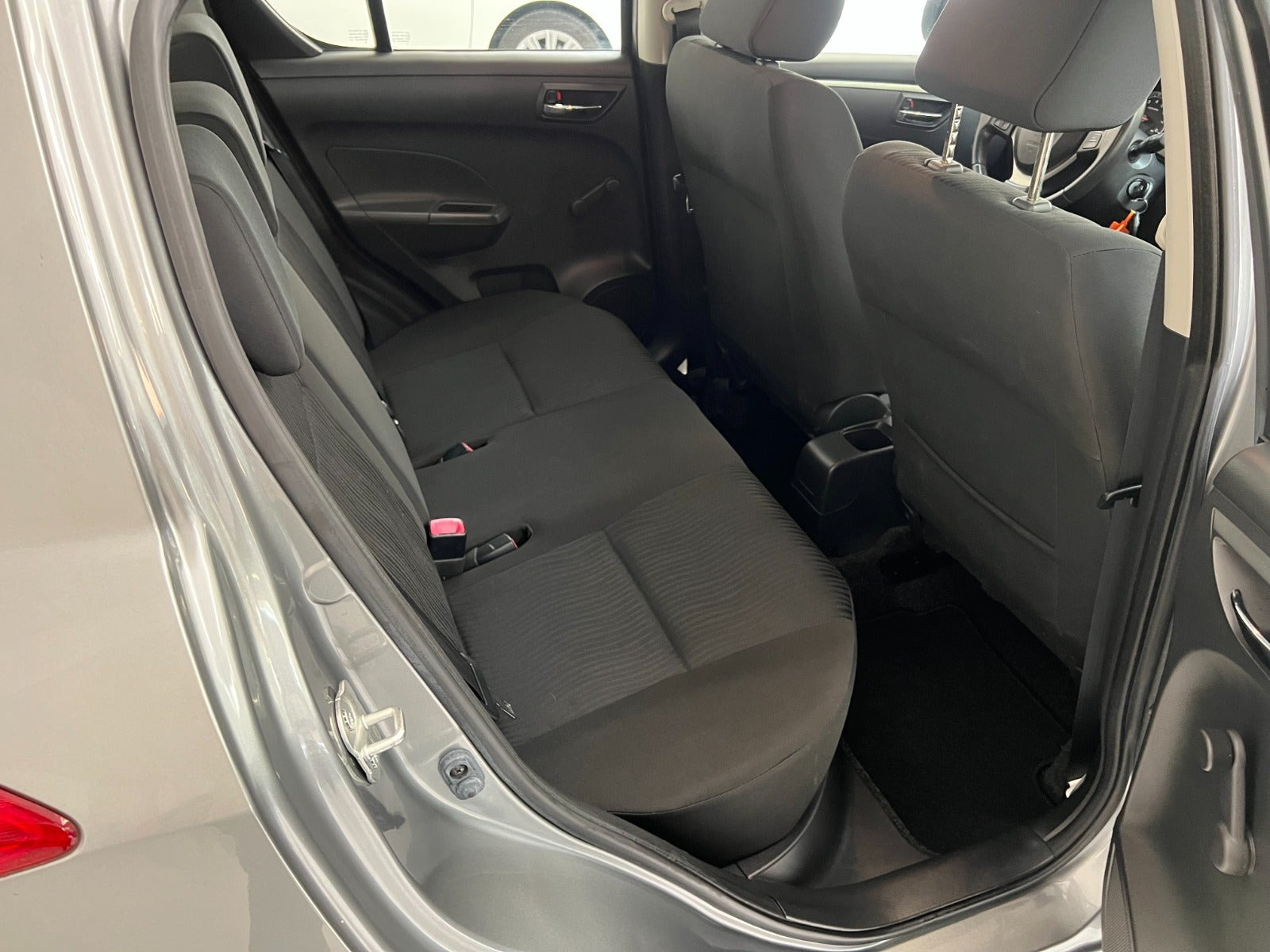 Grå Suzuki Swift fra 2012