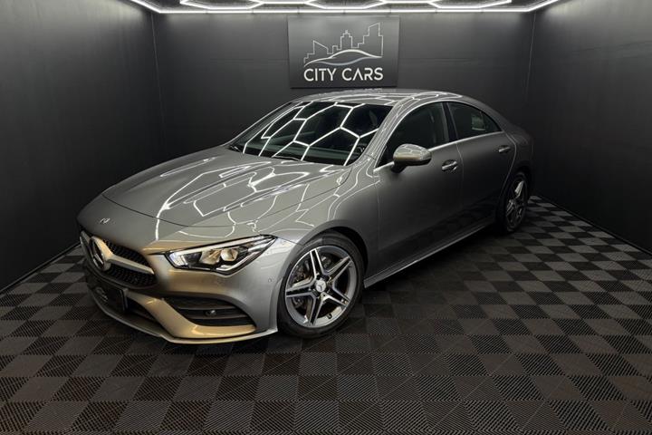 Grå Mercedes CLA200 fra 2019 set udefra