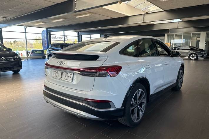 Hvid Audi Q4 e-tron fra 2023