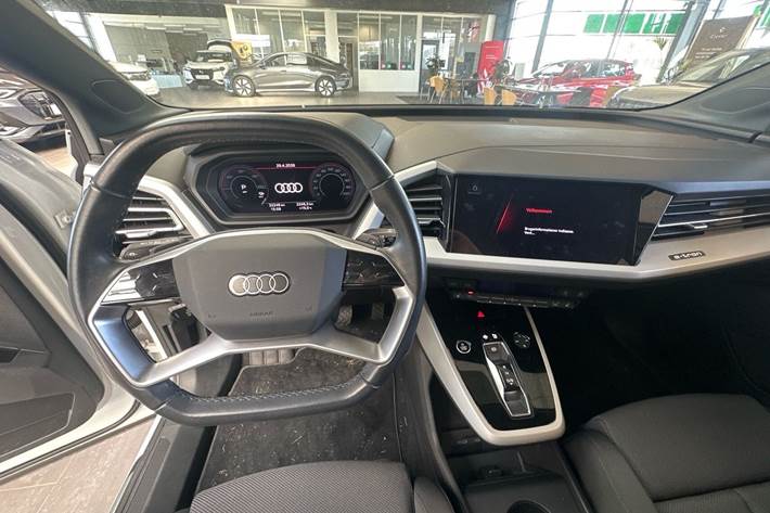 Hvid Audi Q4 e-tron fra 2023