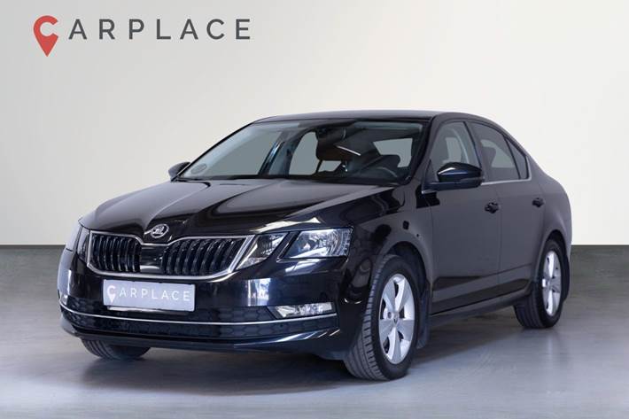 Sort Skoda Octavia fra 2019
