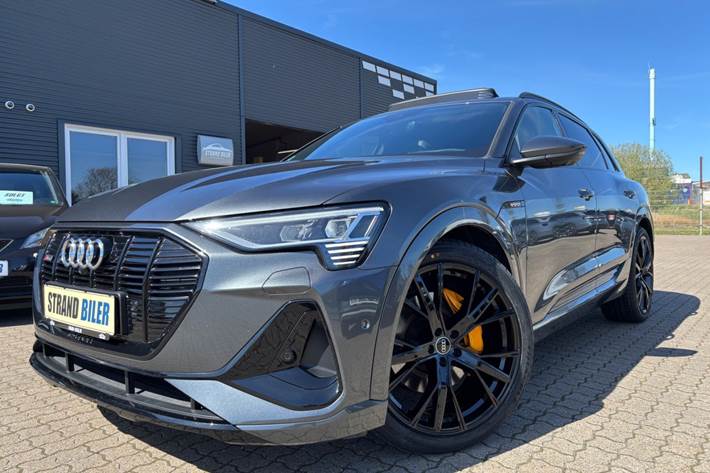 Grå Audi e-tron fra 2023