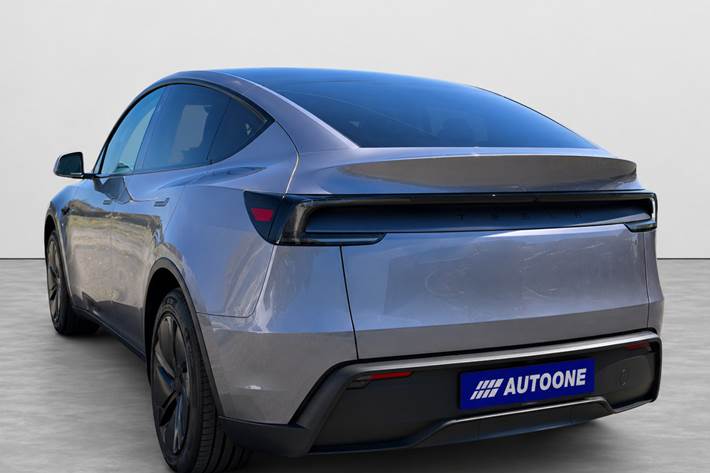 Grå Tesla Model Y fra 2025