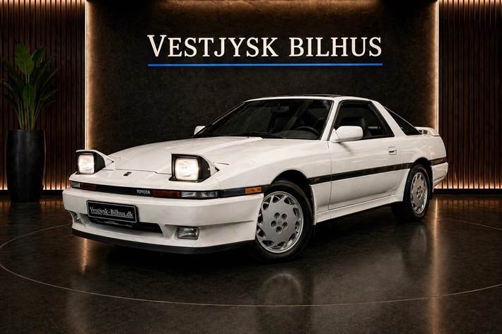 Hvid Toyota Supra fra 1986 set udefra