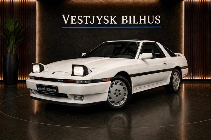 Hvid Toyota Supra fra 1986 set udefra
