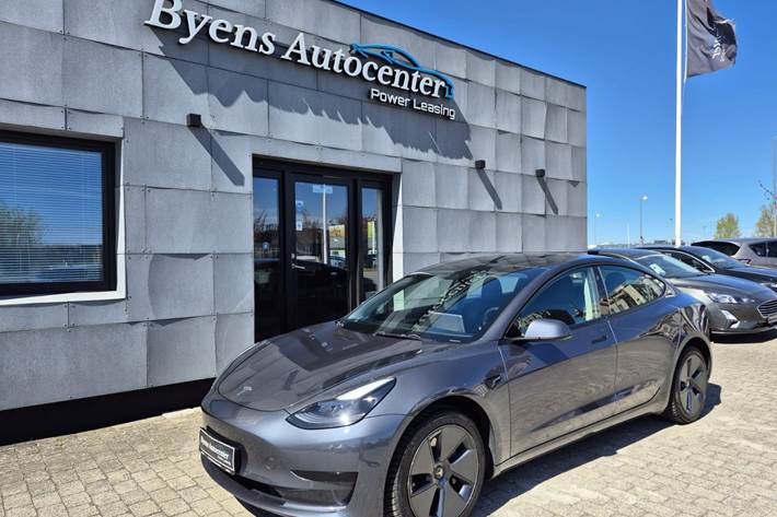 Grå Tesla Model 3 fra 2021