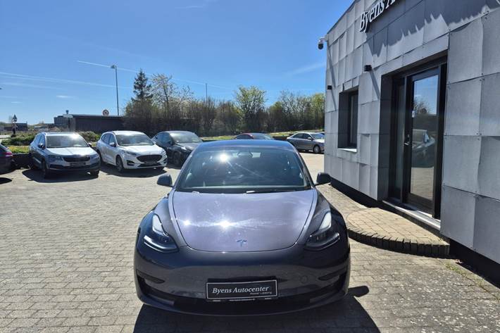Grå Tesla Model 3 fra 2021