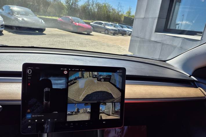 Grå Tesla Model 3 fra 2021
