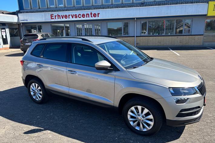 Orange Skoda Karoq fra 2019