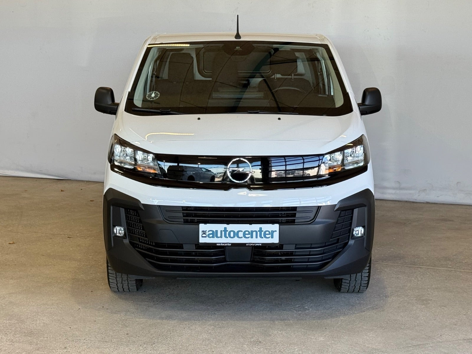 Hvid Opel Vivaro fra 2025