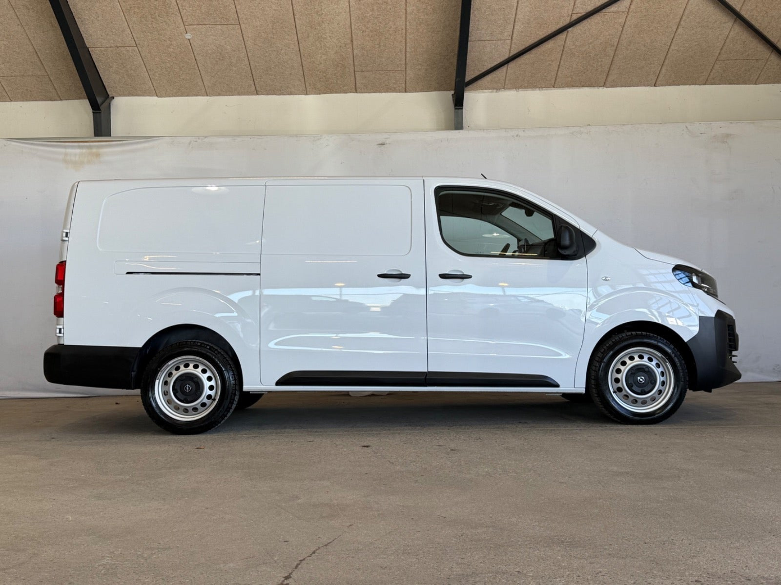 Hvid Opel Vivaro fra 2025