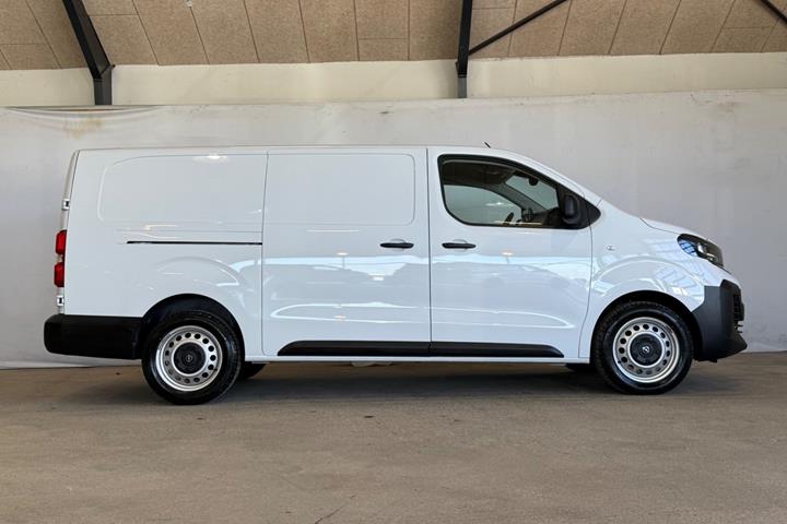 Hvid Opel Vivaro fra 2025