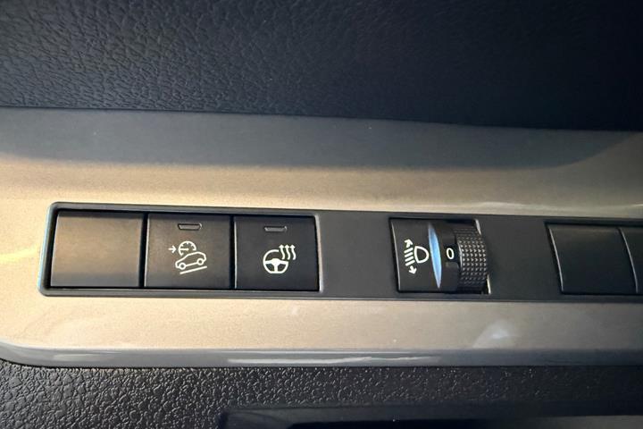 Hvid Opel Vivaro fra 2025