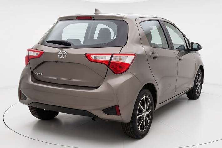 Grå Toyota Yaris fra 2020
