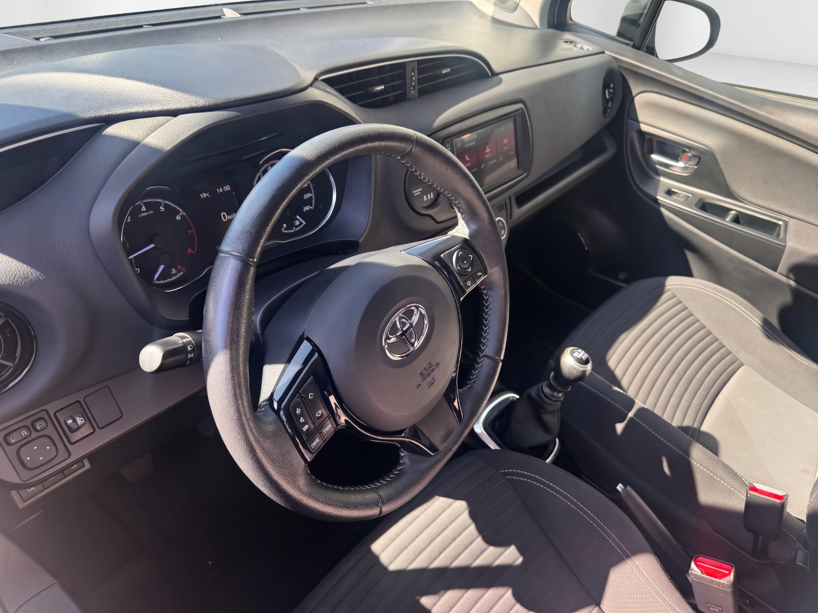 Grå Toyota Yaris fra 2020