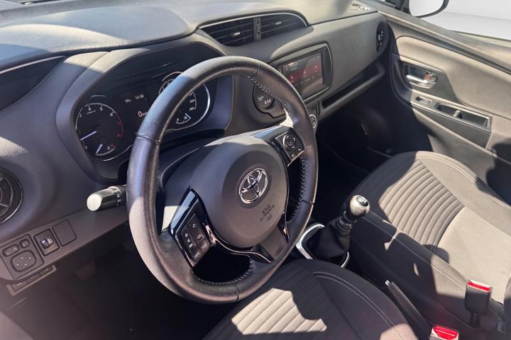 Grå Toyota Yaris fra 2020
