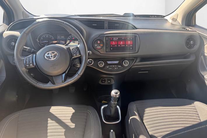 Grå Toyota Yaris fra 2020