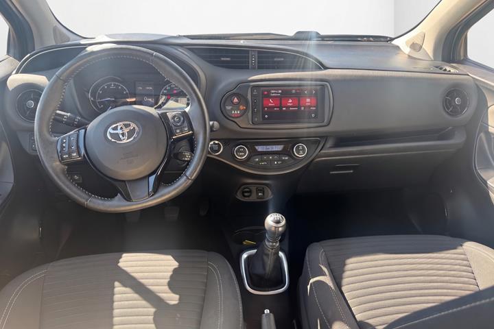Grå Toyota Yaris fra 2020