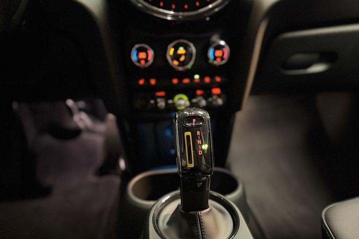Sølv Mini Cooper fra 2023