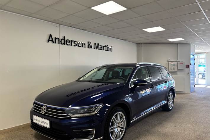 Blå VW Passat fra 2018