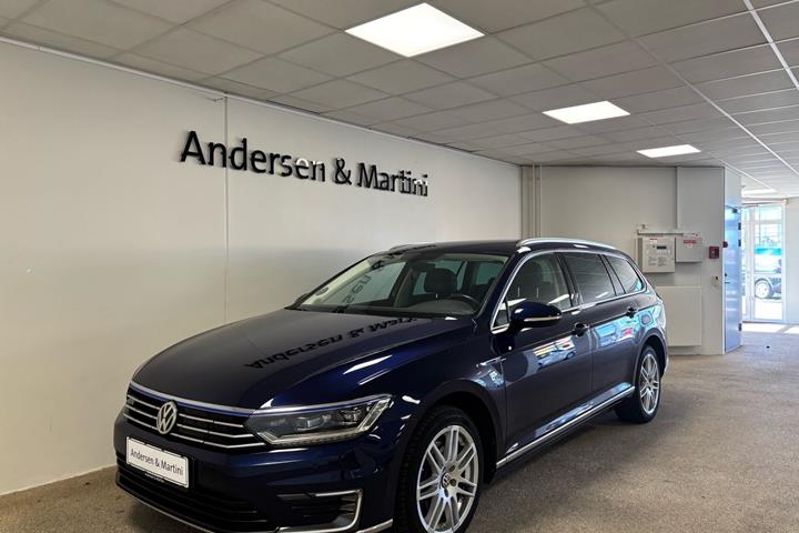 Blå VW Passat fra 2018