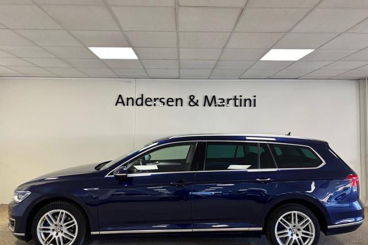 Blå VW Passat fra 2018