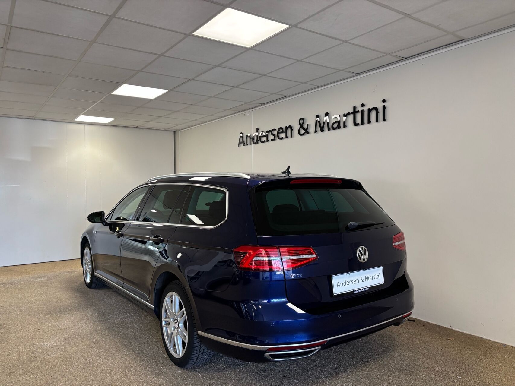 Blå VW Passat fra 2018