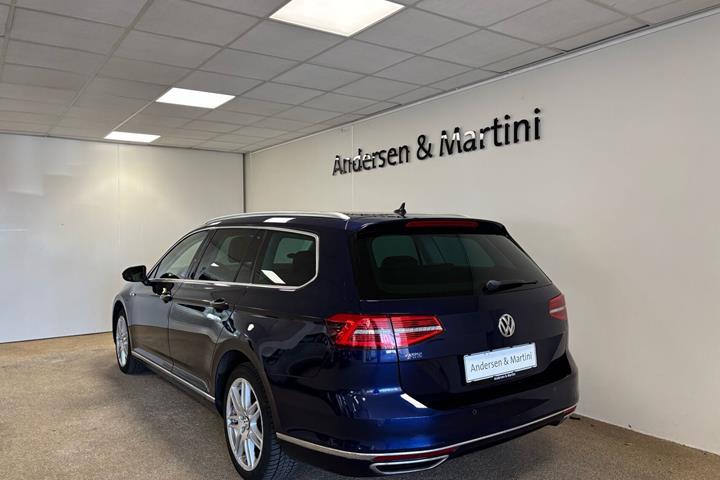 Blå VW Passat fra 2018