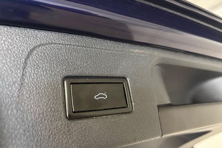 Blå VW Passat fra 2018