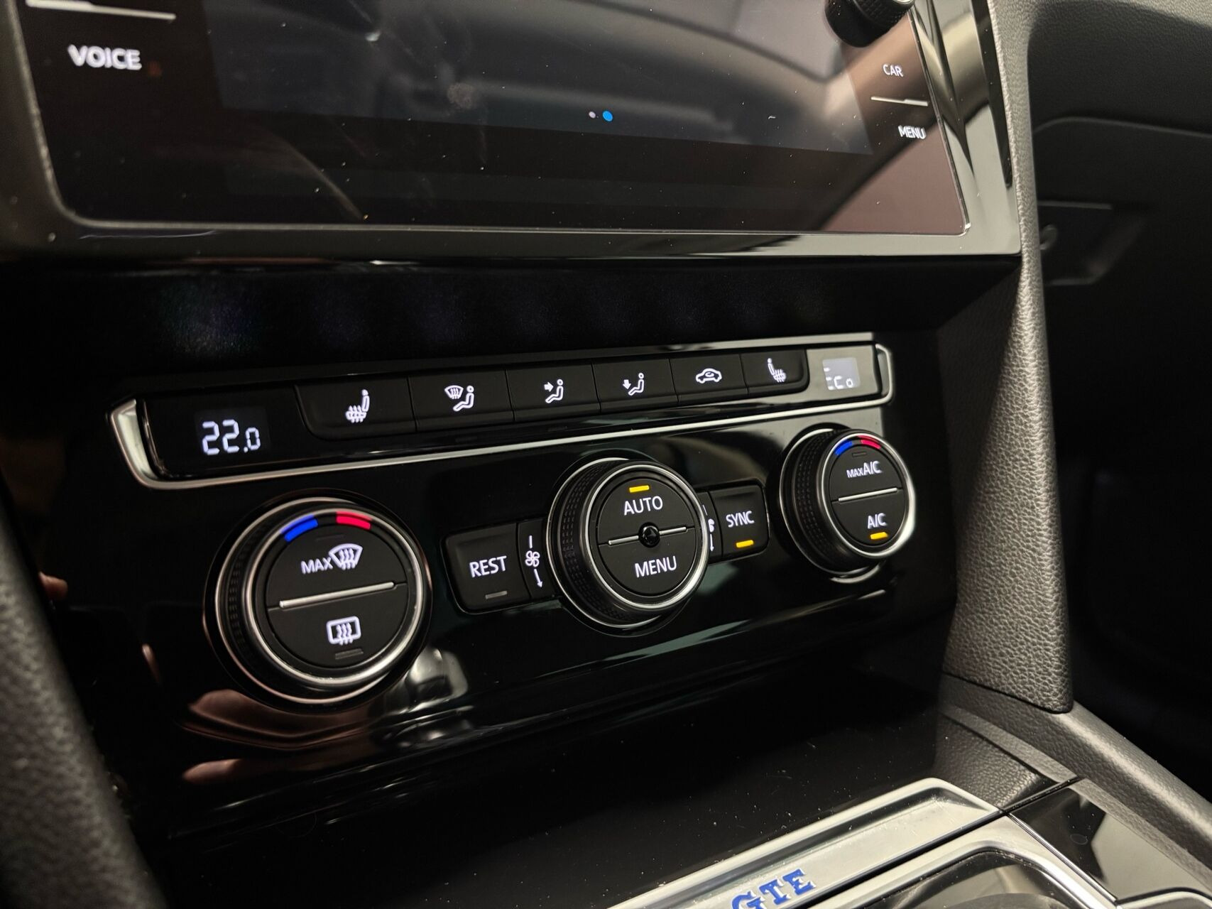 Blå VW Passat fra 2018