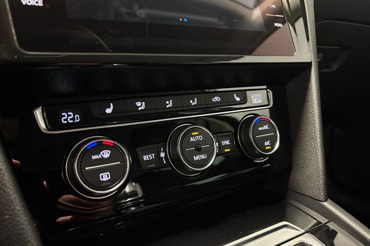 Blå VW Passat fra 2018