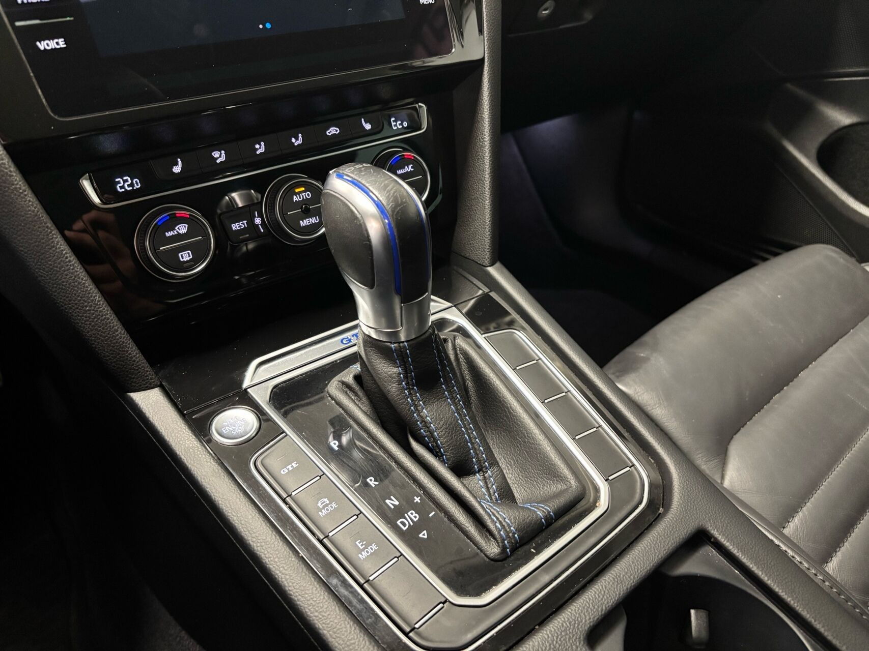 Blå VW Passat fra 2018