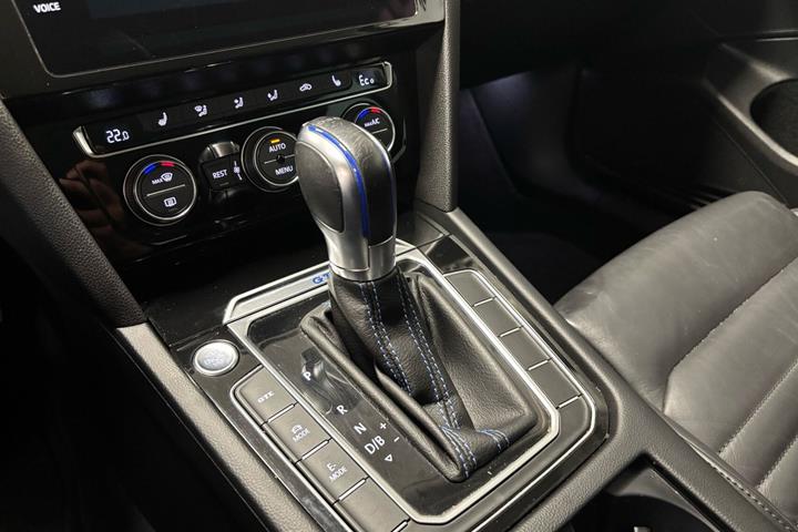 Blå VW Passat fra 2018