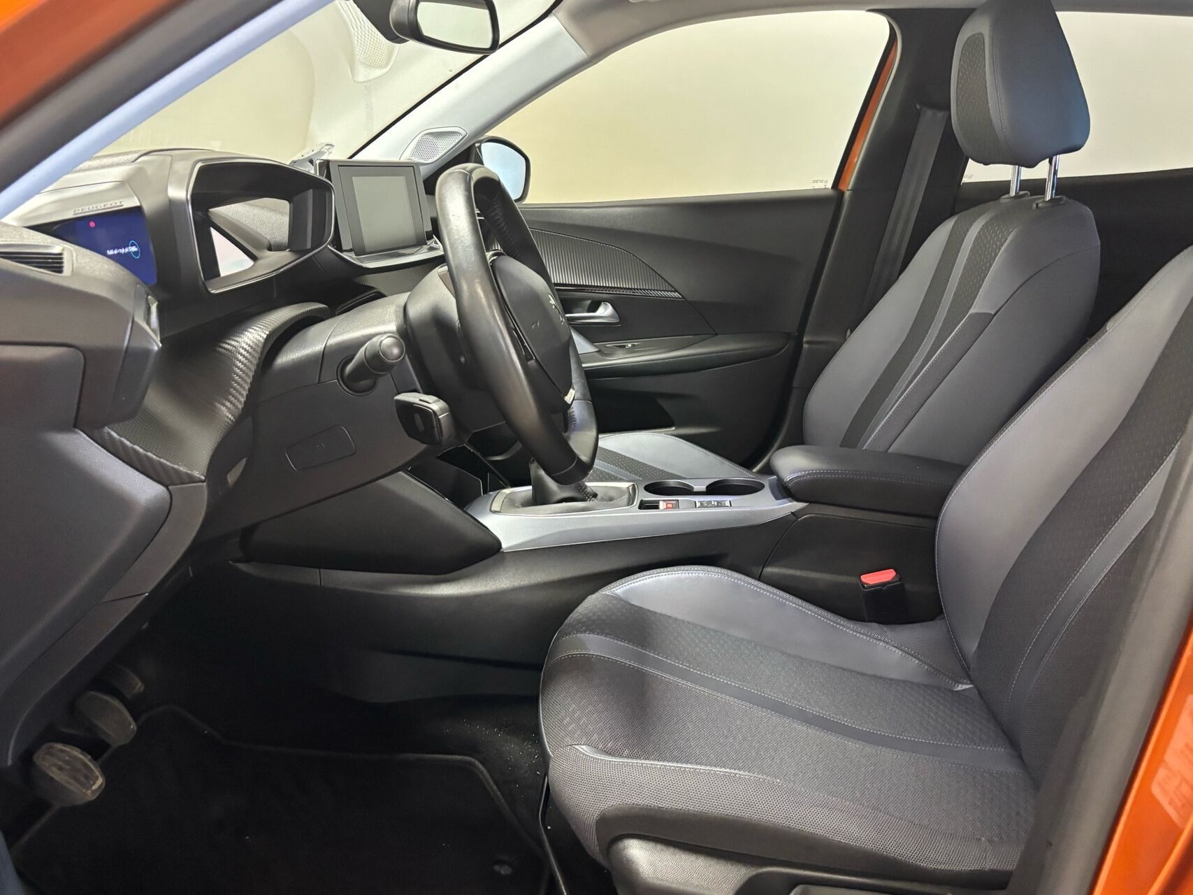 Orange Peugeot 2008 fra 2020