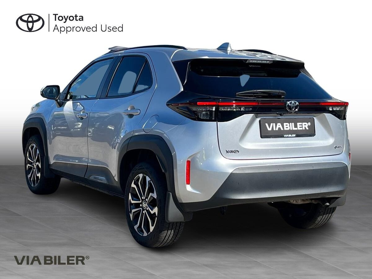 Sølv Toyota Yaris Cross fra 2024